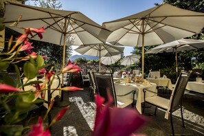 Petit déjeuner buffet servi tous les jours en supplément