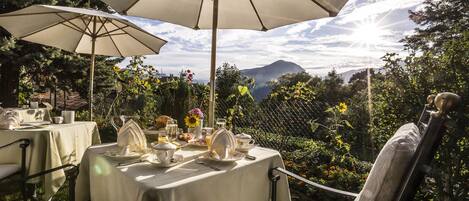 Tägliches Frühstücksbuffet (24 CHF pro Person)