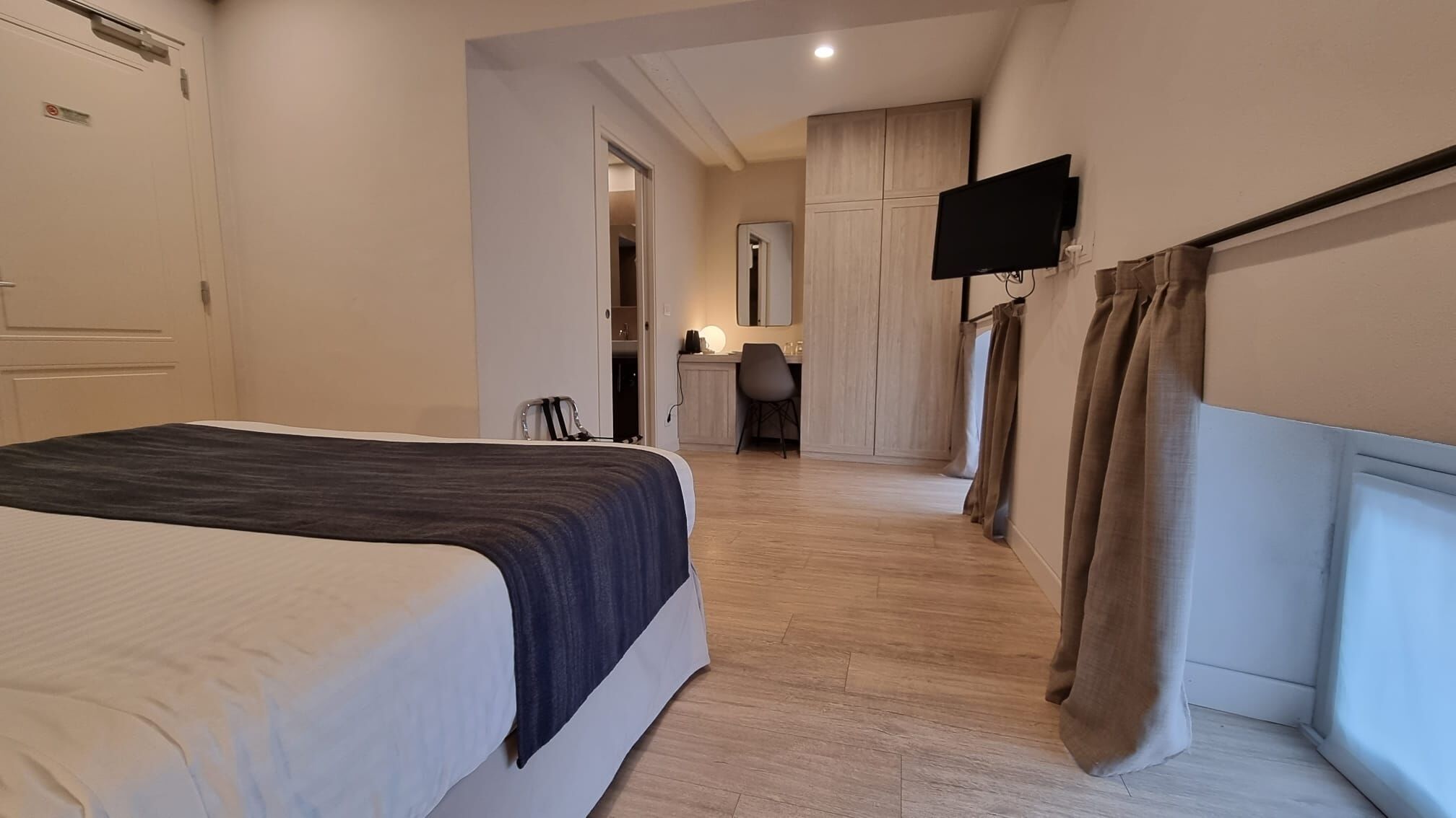 standard double room | 1 bedroom, minibar, in-room safe, desk