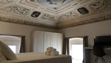 Superior tweepersoonskamer | Luxe beddengoed, een minibar, een kluis op de kamer, een bureau
