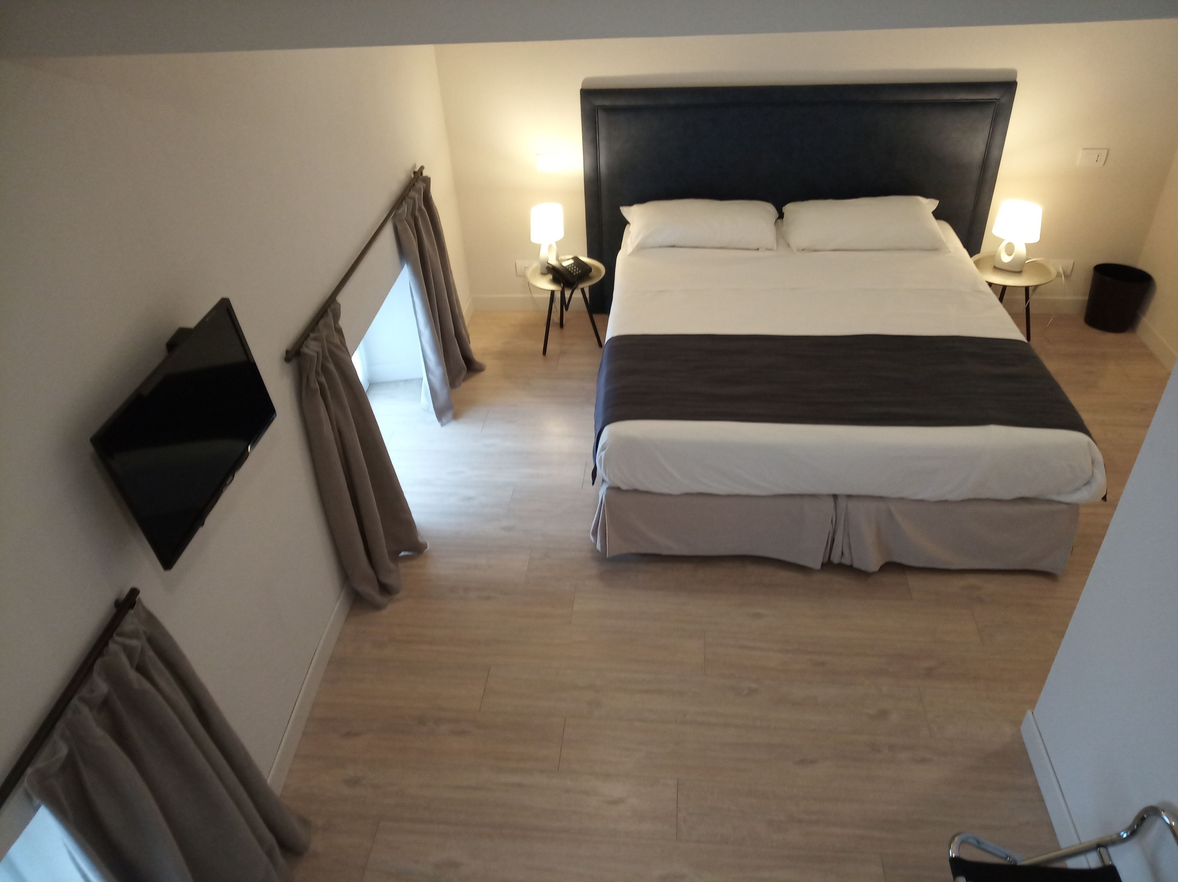 standard double room | 1 bedroom, minibar, in-room safe, desk