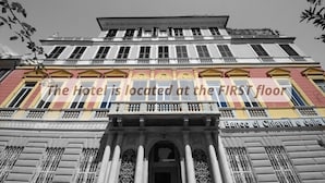 A hotel with a classical facade, featuring a prominent entrance with columns and decorative ironwork. - Hotel Palazzo Vannoni (Levanto)