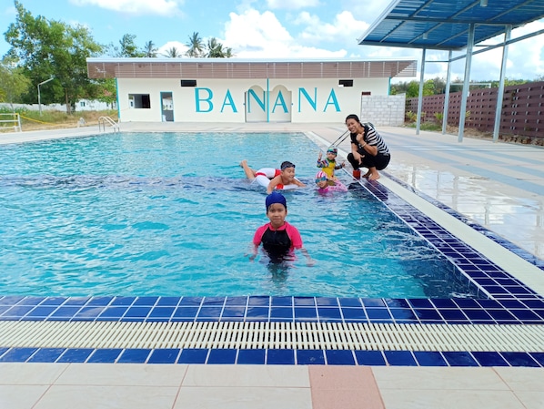 Una piscina al aire libre