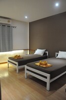 Minibar con artículos gratuitos y caja de seguridad en la habitación 