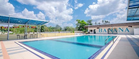 Una piscina al aire libre