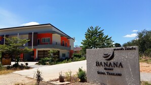 Señal de Banana Resort en Sadoo, Tailandia.