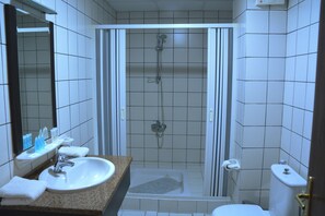 Douche, articles de toilette gratuits, serviettes fournies