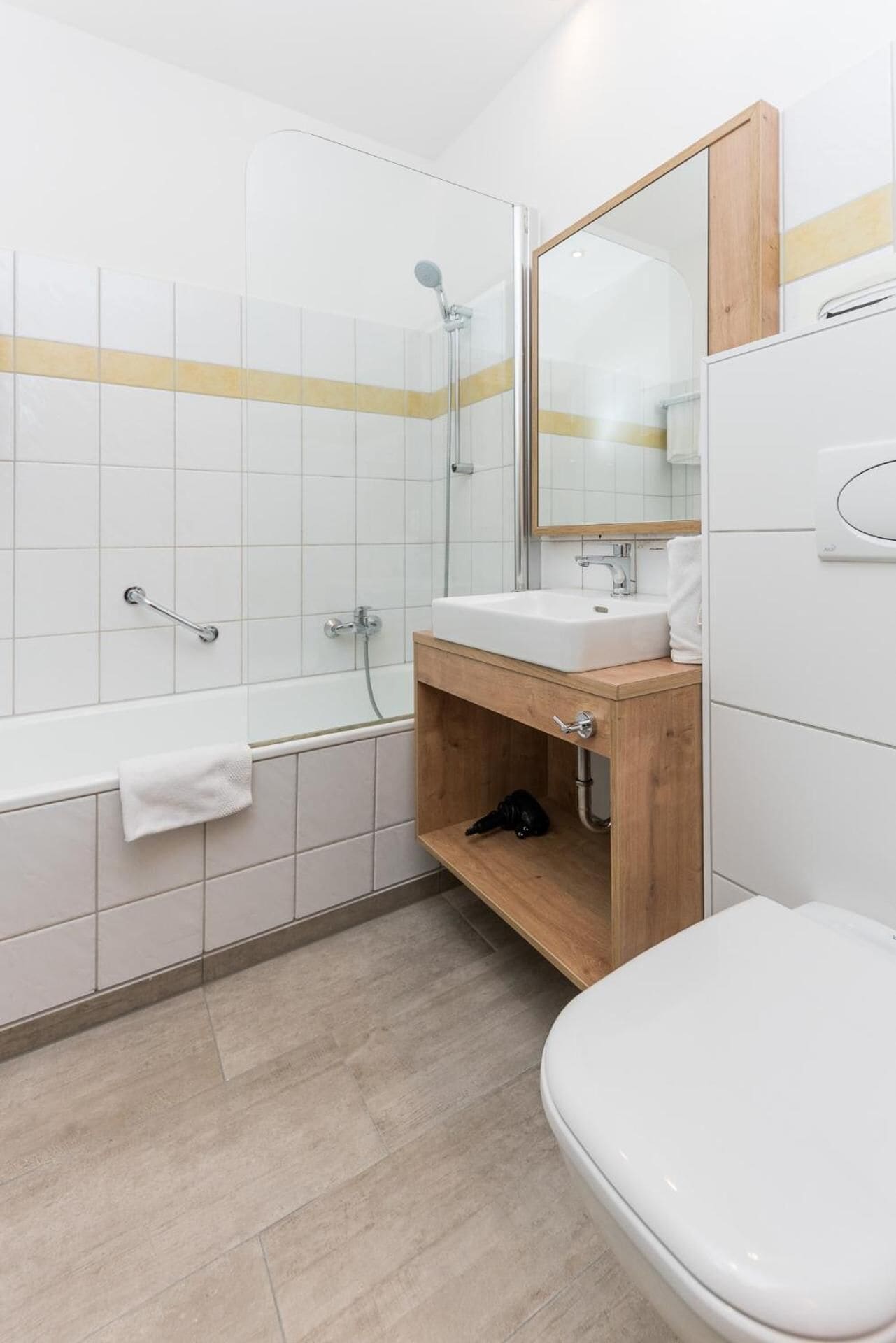 Un bagno moderno con vasca, lavandino e water.