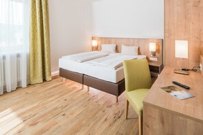 Chambre Double, balcon | Bureau, chambres insonorisées, lits bébé (gratuits), Wi-Fi gratuit