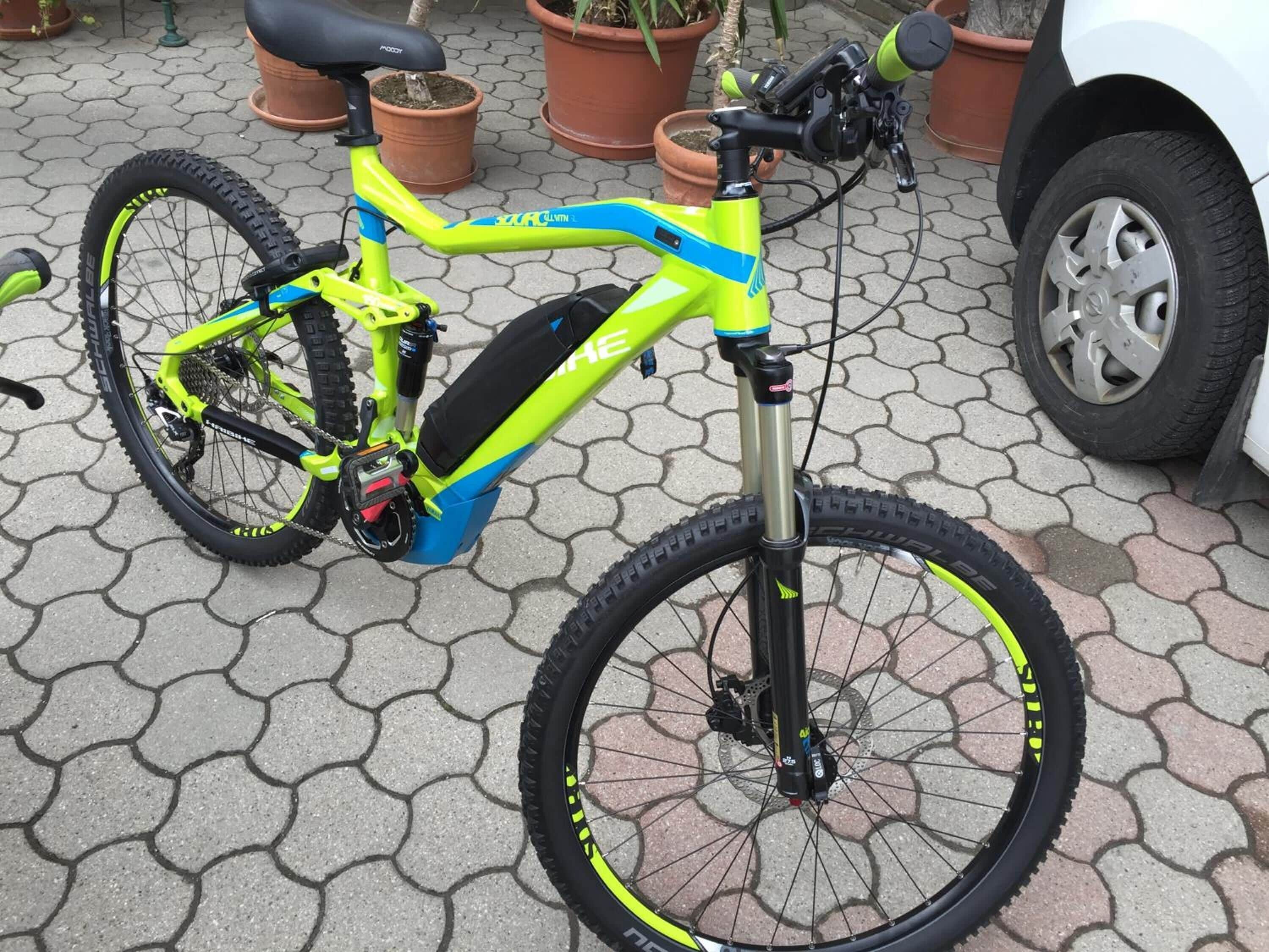 A mountain bike with a front suspension fork, a rear derailleur, and a chain.