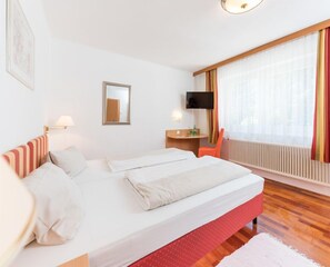 Quarto casal | Escrivaninha, quartos à prova de som, berços grátis, Wi-Fi de cortesia