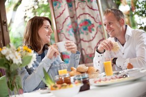 Free daily buffet breakfast  - Zur Post & Appartementhaus Kern (Radenthein)