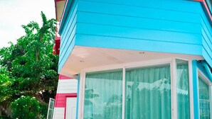 A two-story building with a blue exterior and a balcony. - Sweet Lighthouse Homestay (Pak Chong)