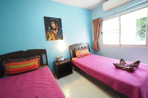 Standard Air Condition Room | In-room safe, free WiFi, bed sheets - Popeye Guesthouse (Krabi)