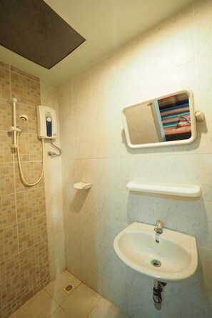 Standard Air Condition Room | Bathroom | Shower, free toiletries, bidet, towels - Popeye Guesthouse (Krabi)