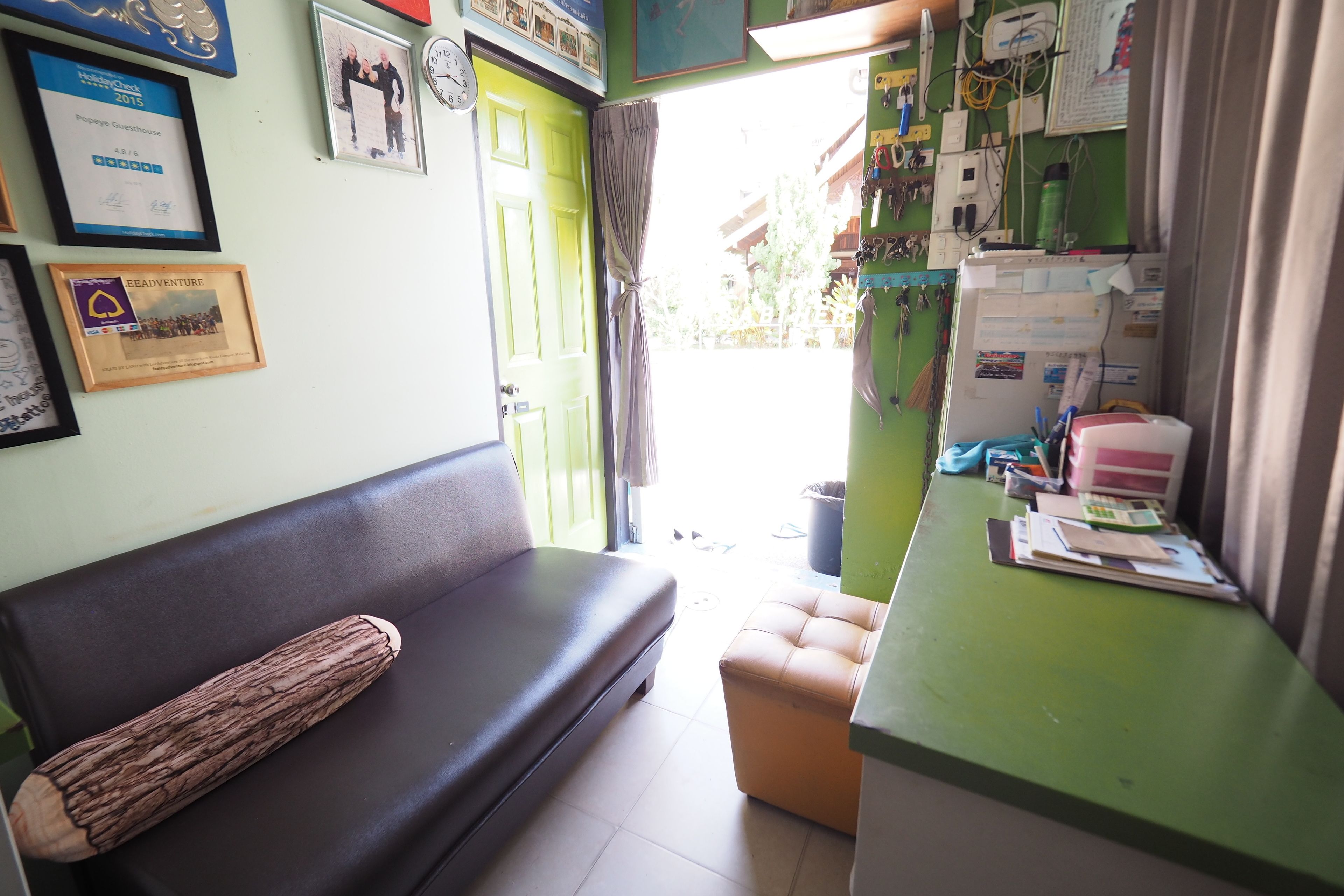 Una stanza con un divano, un tavolino e una porta che dà su un balcone.