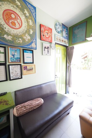 Coin salon dans le hall