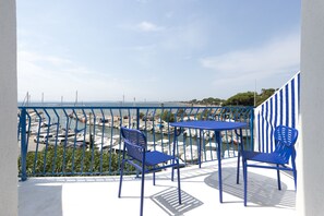 Tweepersoonskamer, terras, uitzicht op zee (2nd Floor) | Luxe beddengoed, individueel gedecoreerd, individueel gemeubileerd