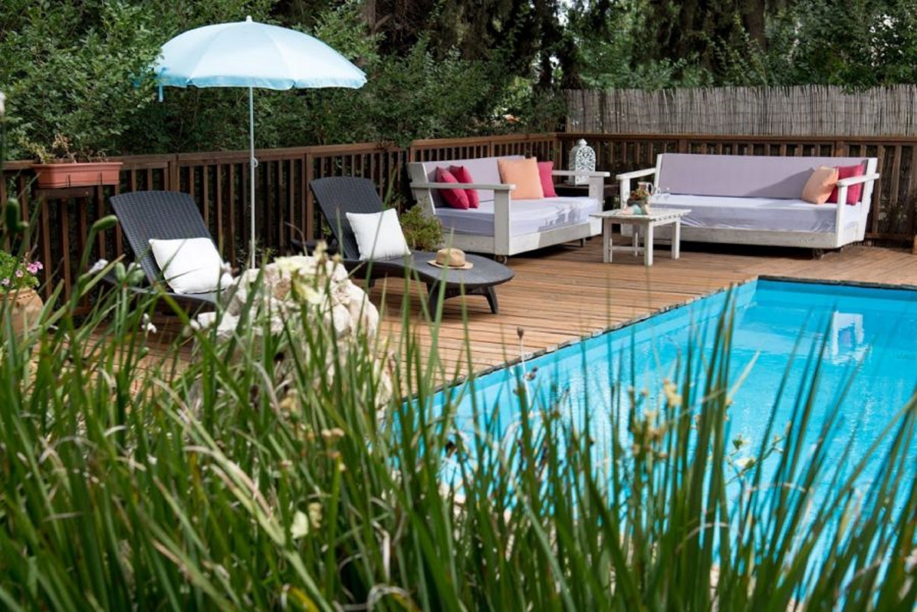 Außenpool, Sonnenschirme, Liegestühle