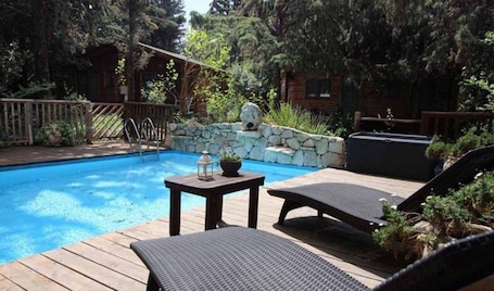 Una piscina al aire libre, sombrillas, sillones reclinables de piscina. Aley Galil