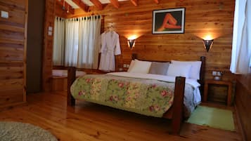 Cabin | Desk, blackout drapes, free cribs/infant beds, free WiFi