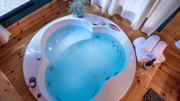 Jetted bathtub
