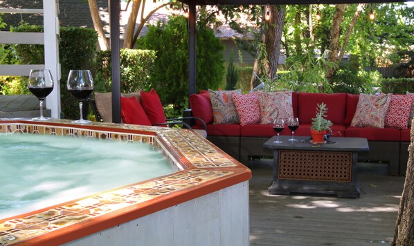 Outdoor spa tub - The Giraffe Inn at Old Parks Manor (Napa)