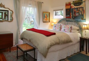 客房, 1 张大床, 私人浴室 (The Birchwood Room) | 熨斗/熨衣板、免费 WiFi