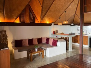 Biệt thự trăng mật, 1 giường cỡ king, hồ bơi riêng, quang cảnh biển | Khu phòng khách | TV màn hình phẳng 