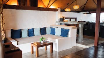 Luxe villa, 1 kingsize bed, privézwembad, uitzicht op zee | Woonruimte | Een flatscreentelevisie