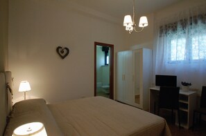 Desk, iron/ironing board, free WiFi, bed sheets - B&B Giardino dei Frutti (Bari)