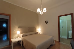 Bureau, fer et planche à repasser, Wi-Fi gratuit, draps fournis