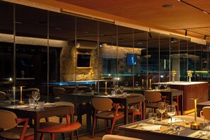 Ofereix vistes a la piscina i s'hi serveixen esmorzars, dinars i sopars