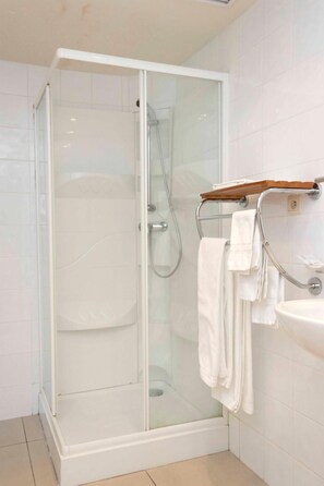 Articles de toilette gratuits, sèche-cheveux, serviettes fournies