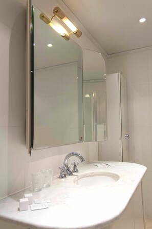 Free toiletries, hair dryer, towels - Hotel De Croone (Ninove)