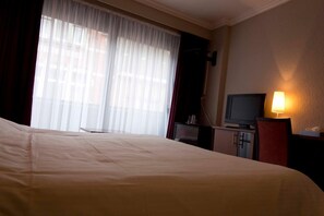 In-room safe, desk, iron/ironing board, free cribs/infant beds - Hotel De Croone (Ninove)