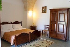 Driepersoonskamer | Een bureau, gratis wifi, beddengoed