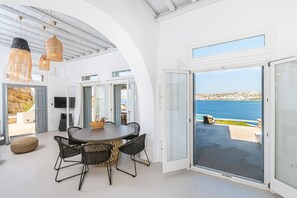 Villa de lujo, 4 habitaciones, alberca privada, frente al mar (3) | Área de sala de estar | Televisión de pantalla plana de 40 pulgadas con canales vía satélite