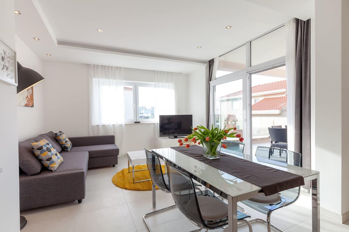 Apartamento família, 2 quartos, terraço, vista para a piscina | Área de estar | TV de tela plana