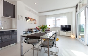 Appartement familial, 2 chambres, terrasse, vue sur la piscine | Aire de séjour | Téléviseur à écran plat