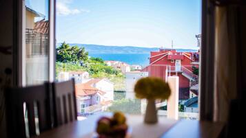 Panoramic-Apartment, 2 Schlafzimmer, Meerblick, Poolseite | Essbereich im Zimmer
