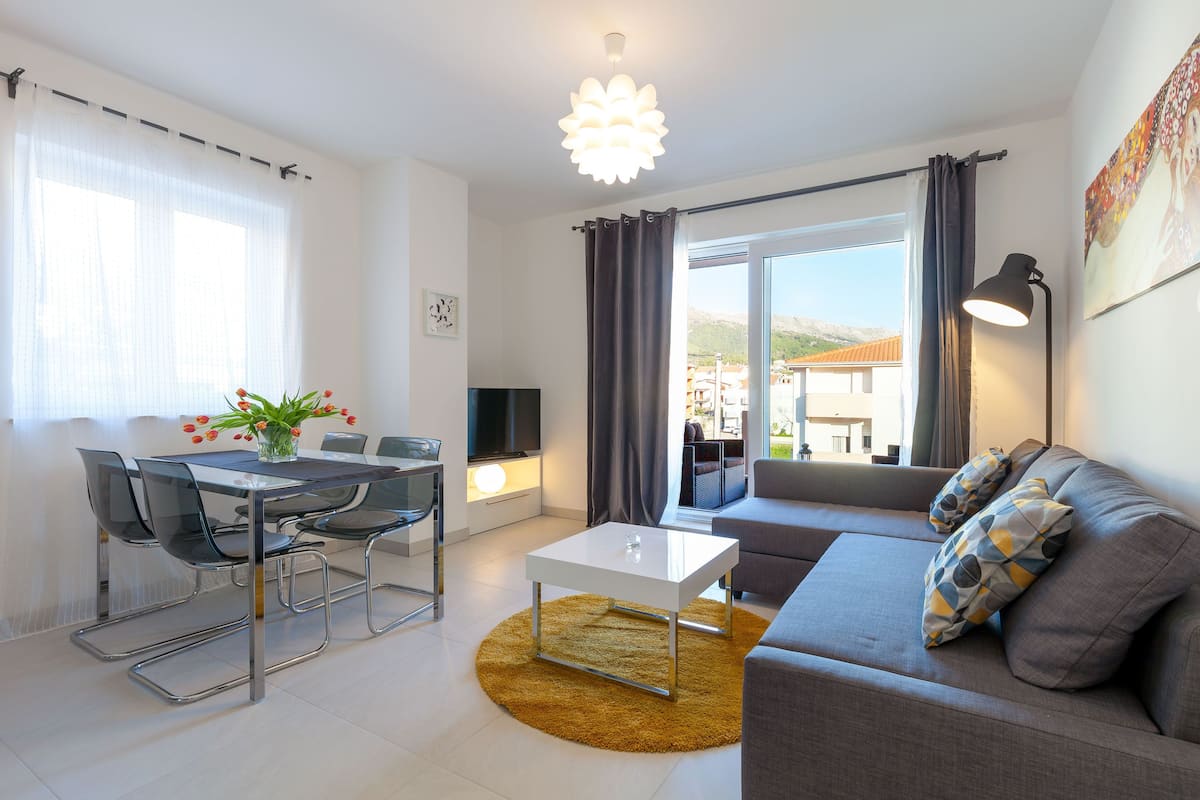 Apartamento conforto, 1 quarto, vista para a colina, ao lado da piscina | Área de estar | TV de tela plana