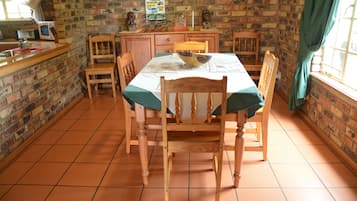 Family Bungalow | In-room dining