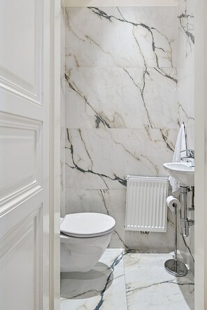 Regadera, amenidades de baño gratuitas, secadora de cabello, toallas 