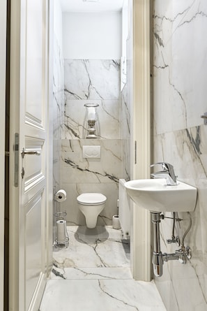 Deluxe Apartment, 1 Bedroom | Bathroom | Shower, free toiletries, hair dryer, towels