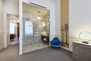 Deluxe Apartment, 1 Bedroom | 1 bedroom, soundproofing, iron/ironing board, free cribs/infant beds