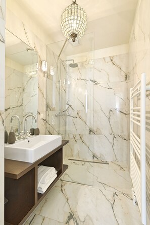 淋浴設備、免費梳洗用品、風筒、提供毛巾