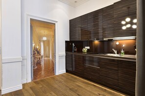 豪華公寓, 1 間臥室 | 私人廚房 | 雪櫃、微波爐、爐具、洗碗機