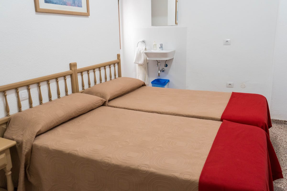 Twin Room, Shared Bathroom (Interior) | Wi-fi percuma