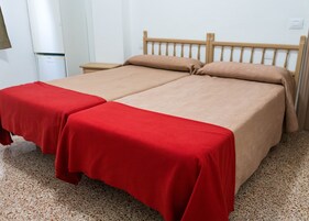 Habitación con 2 camas individuales, baño privado (Exterior) | Wifi gratis